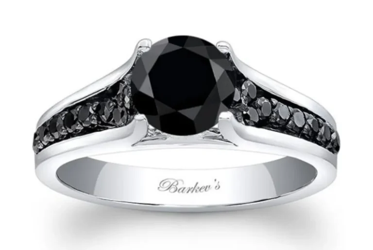 Pick a Perfect Engagement Ring And Make Her Feel Proud