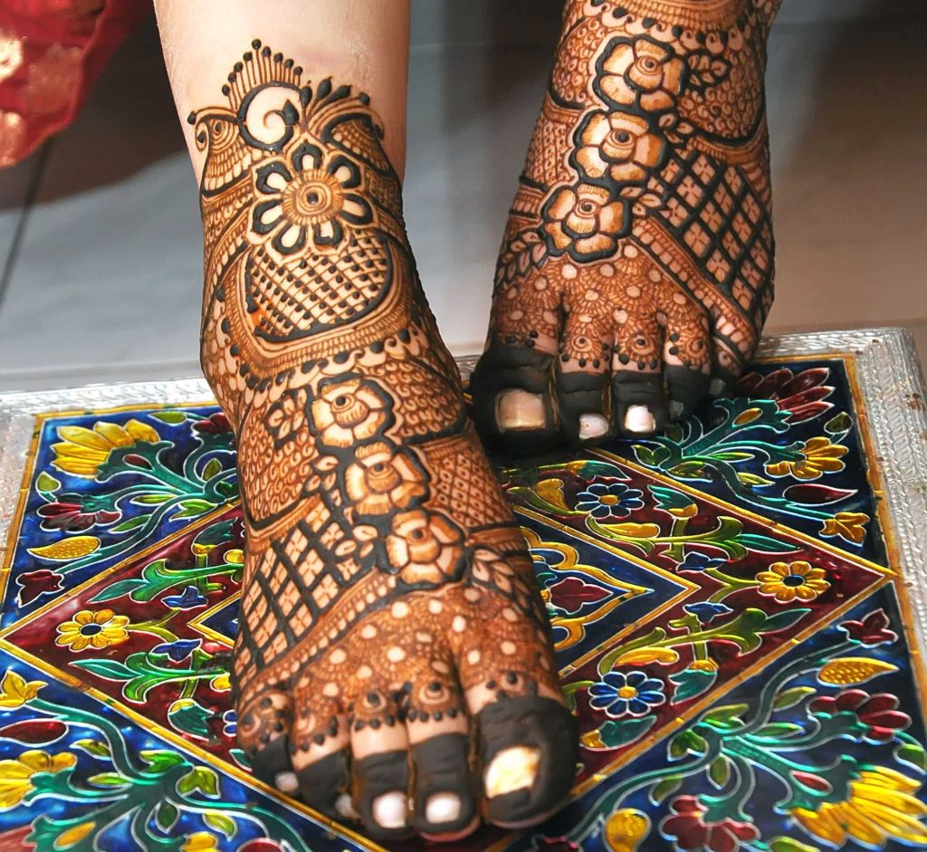 Intricate mehndi Designs For legs